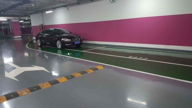 地下停車場地坪